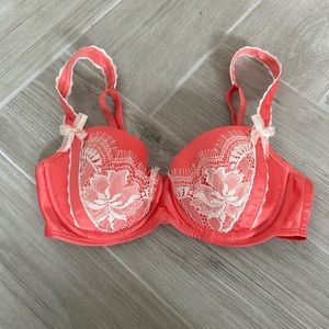 Victoria’s Secret 32C flirty bra